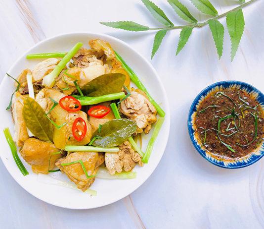 Khi phát hiện con mồi, nó sà xuống dùng móng vuốt để bắt mồi.
