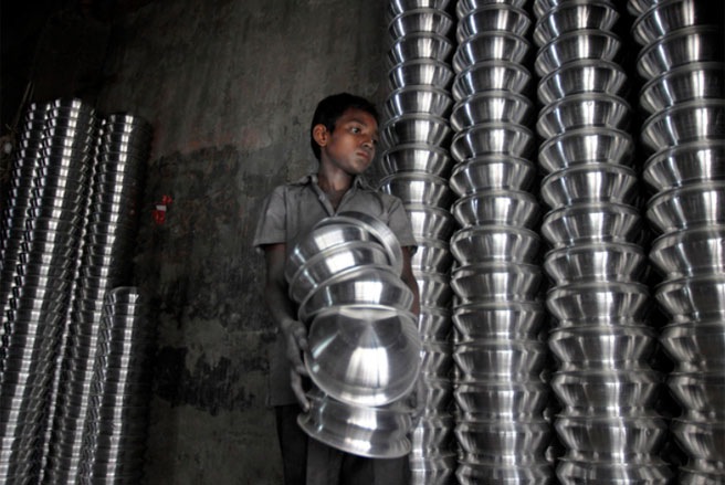 Một cậu bé đang làm việc trong một nhà máy kim loại ở Dhaka, Bangladesh. Chủ đề của ngày Thế giới phòng chống lao động trẻ em năm nay là “Hãy nói không với lao động trẻ em làm thuê giúp việc Shbet111 slot, casino, thể thao, xổ số” - Tin: WSJ/Ảnh: AP.