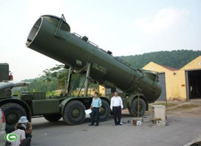 Trong trường hợp không có sự hỗ trợ dẫn hướng từ các máy bay trinh sát, sỹ quan điều khiển tên lửa sẽ phóng 3-4 tên lửa cùng lúc. Một trong số các tên lửa này sẽ được điều khiển bay lên cao hơn so với các tên lửa khác. Tên lửa này sẽ dùng radar của mình để dẫn đường cho các tên lửa còn lại tấn công một tàu hoặc nhóm tàu được phát hiện bởi các radar cảnh giới. Đây có thể chính là “chiến thuật bầy sói” – dùng nhiều tên lửa công kích vào mục tiêu đạt hiệu quả cao nhất, tương tự chiến thuật sử dụng P-500 Bazalt và P-700 Granit.