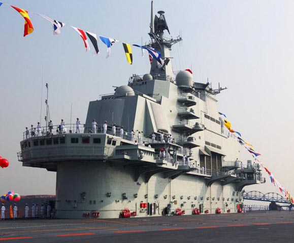 Tàu Liêu Ninh được đánh giá thấp về khả năng tự phòng vệ, nhất là khả năng phòng không, chống ngầm. Nó rất dễ bị tiêu diệt bởi các đòn đánh từ trên không bởi các loại máy bay như F-35, Su-27, Su-30 hoặc các loại tên lửa hành trình diệt hạm như Brahmos. Đặc biệt, khả năng chống ngầm của tàu sân bay Liêu Ninh gần như bằng không.