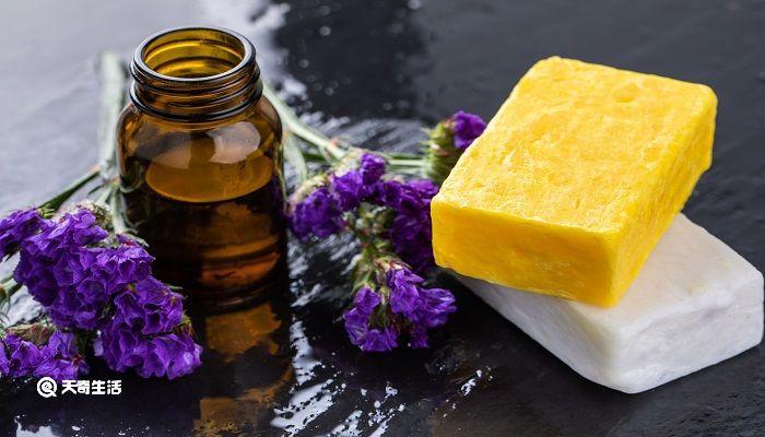 Quần jean ngắn và áo sơ mi cũng là thời trang mùa hè thường thấy của Mai Phương Thúy.