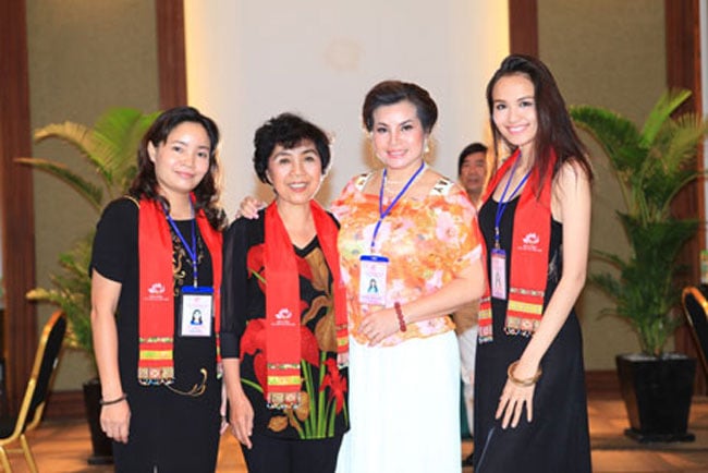 Người đẹp xuất hiện trên vai trò ban giám khảo với bộ Shbet999 com đăng nhập khá gợi cảm khoe vòng một tròn đầy.