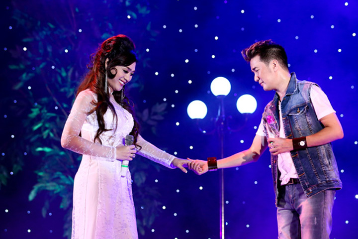 'Công chúa' mới của showbiz mặc bộ áo dài trắng thướt tha và rất sexy, cả hai có màn song ca được đánh giá là thành công rất mỹ mãn về diễn xuất trong liên khúc 'Nỗi buồn hoa phượng'. Họ hát ăn ý và có nhiều cử chỉ lãng mạn, tình tứ.