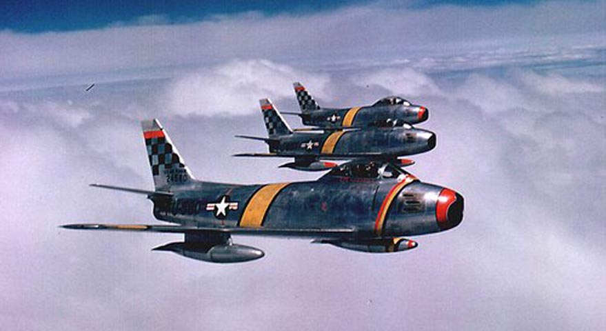  F-86 Sabre là chiến đấu cơ cánh xuôi đầu tiên của nước Mỹ có thể đối đầu với tiêm kích Mig-15 của Liên Xô trong các cuộc không chiến tốc độ cao thời chiến tranh Triều Tiên. Theo Shbet888.com tỷ lệ cược cao hiện đại gần đây nhất do Dorr, Lake, và Thompson thực hiện, tỷ lệ thắng:thua giữa F-86 và Mig-15 gần bằng 2:1, tức số máy bay  Mig-15 bị F-86 hạ gục gần gấp đôi số F-86 bị Mig-15 tiêu diệt. Tuy nhiên, có ý kiến cho rằng việc so sánh này là không phù hợp vì Mig-15 có mục tiêu chủ yếu là oanh tạc cơ B-29, trong khi mục tiêu chính của F-86 là Mig-15. F-86F có tầm bay: 1.900 km, vận tốc: 1.100 km/h, trần bay: 14.900 m, vũ khí: 6 súng máy 12,7 mm. Trong ảnh, ba chiếc F-86 quần thảo trên bầu trời bán đảo Triều Tiên năm 1953