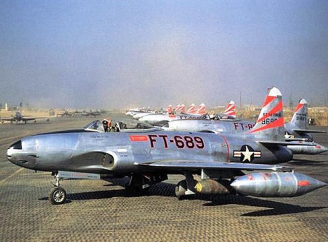 Lockheed F-80 Shooting Star là máy bay phản lực chiến đấu thế hệ đầu tiên thành công trên thế giới. Nó đánh dấu sự khởi đầu của 'thời đại phản lực' trong Không quân Mỹ và không quân các nước khác. Xuất hiện vào những tháng cuối cùng của Thế chiến thứ II,  F-80 tham chiến rộng rãi trong cuộc chiến tranh Triều Tiên. Tuy nhiên, do tính năng bay yếu kém hơn những chiếc Mig của Liên Xô, không lâu sau chúng được thay thế bằng F-86. F-80 Shooting Star có vận tốc tối đa: 965 km/h, tầm bay tối đa: 1.930 km, trần bay: 1.400 m, vũ khí: 6 súng máy Browning M2 12,7 mm, 300 viên đạn mỗi khẩu, 2 bom 454 kg, 8 rocket không điều khiển.