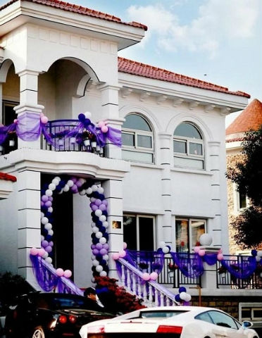 Đám cưới được tổ chức tại khách sạn năm sao, tổng chi phí là một con số khủng chưa thể tính được. Chỉ riêng tiền chi cho màn bắn pháo hoa chúc mừng đã mất hàng chục vạn nhân dân tệ. 