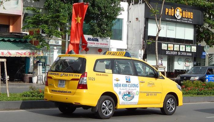 Con cá sấu hoảng sợ phải bò trên lưng hà mã mà bỏ chạy