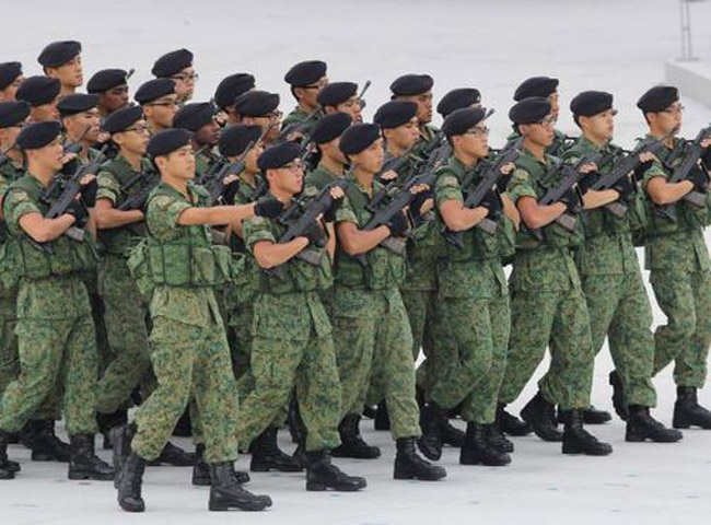 Binh sĩ Singapore duyệt binh.