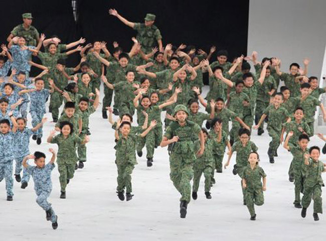 Màn trình diễn còn có sự tham gia của nhiều trẻ em mặc quân phục.