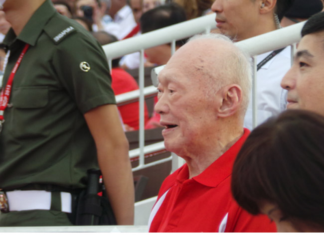 Cựu thủ tướng Singapore Lý Quang Diệu xem trình diễn trên khán đài. Ông Lý, người sẽ sang tuổi 90 vào tháng tới, mới đây ra mắt cuốn sách 'Cái nhìn về thế giới của Một con người'.