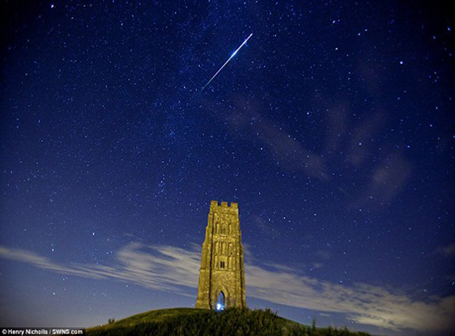Mưa sao băng Perseid diễn ra đều đặn hằng năm, trong khoảng thời gian từ giữa tháng 7 tới giữa tháng 8. Thời điểm tuyệt vời nhất để xem mưa sao băng trong năm nay chính là tối 13/8 vừa qua với khoảng 60 ngôi sao băng vụt qua bầu trời trong vòng một giờ. (Hình ảnh một ngôi sao băng cháy sáng trên bầu trời phía trên ngọn đồi Glastonbury, Anh)