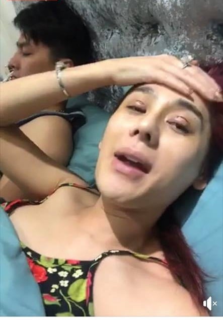 Lâm Khánh Chi để lộ đôi mắt vừa cắt mí khi livestream - Ảnh: Cắt từ clip.  