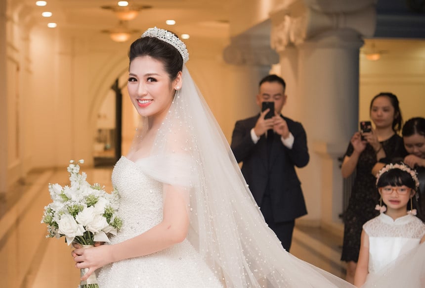 Á hậu Tú Anh được chồng trẻ quan tâm và yêu thương hết lòng sau đám cưới.    