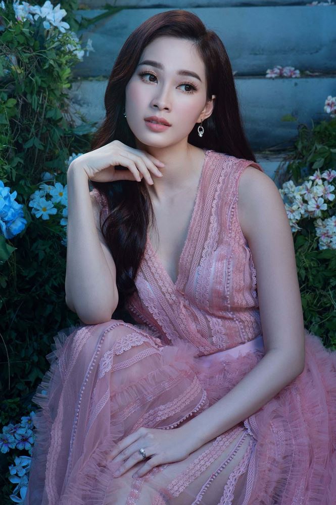 Người đẹp khoe nhan sắc mong manh tựa thiên thần giữa vườn hoa lộng lẫy.  