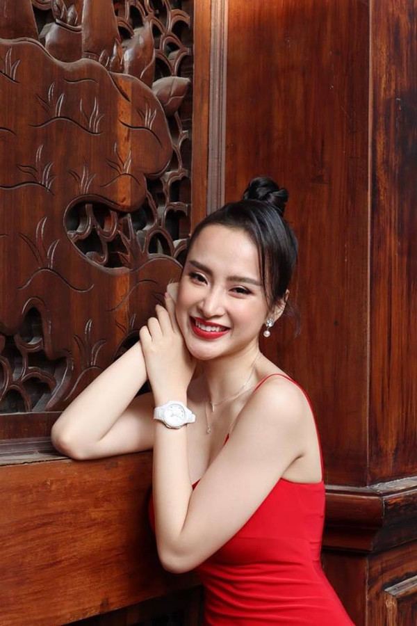 Để khoe vòng 3, Angela Phương Trinh luôn chú ý cách tạo dáng trong từng khoảnh khắc.  