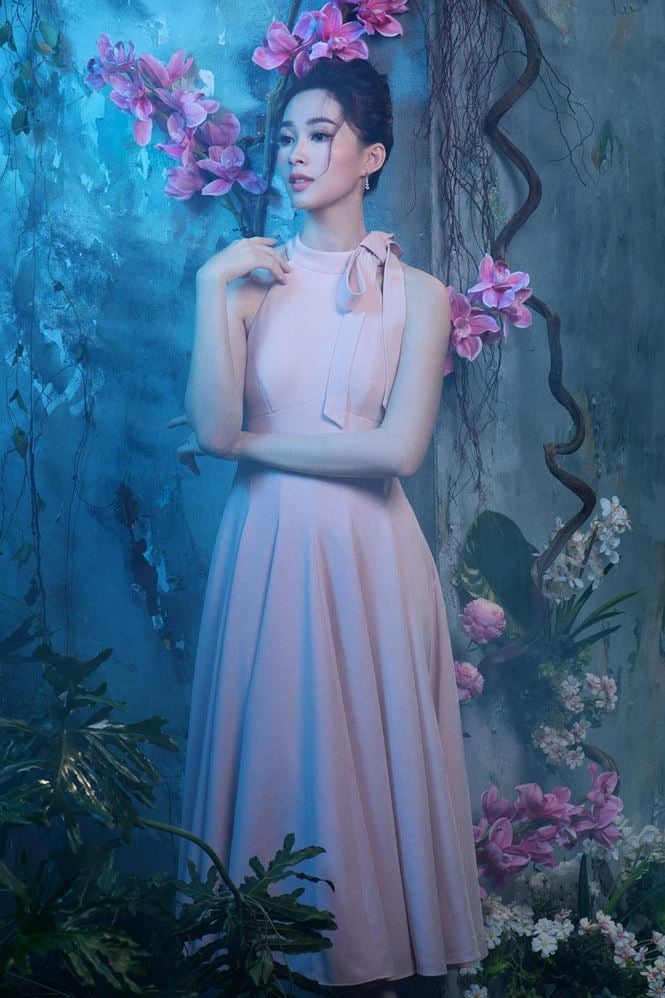 Có thể nói, Thu Thảo sinh ra là để dành cho gam màu hồng pastel dịu nhẹ.  