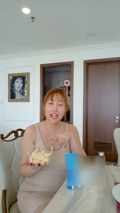 Với vóc dáng này thì chắc chắn nó không phải là thân hình đồng hồ cát như cô và nhiều người phụ nữ khác từng ao ước. Phi Thanh Vân nói rất nhiều về việc làm đẹp, ăn uống khoa học để không tăng cân như có vẻ thân hình của cô lại phản ánh điều ngược lại hoàn toàn.    