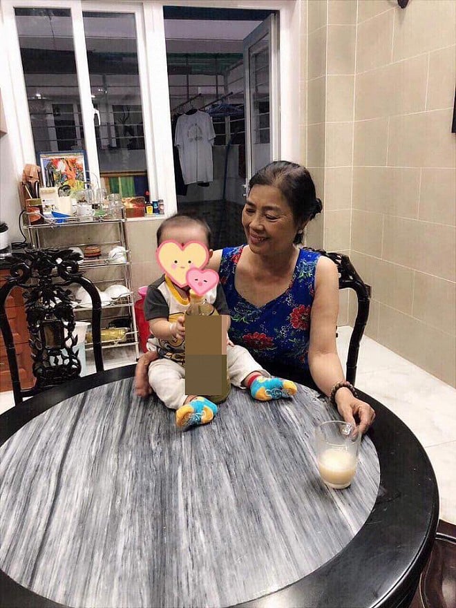Lâm Khánh Chi khoe ảnh con trai gần 4 tháng tuổi cứng cáp, đã biết ngồi.