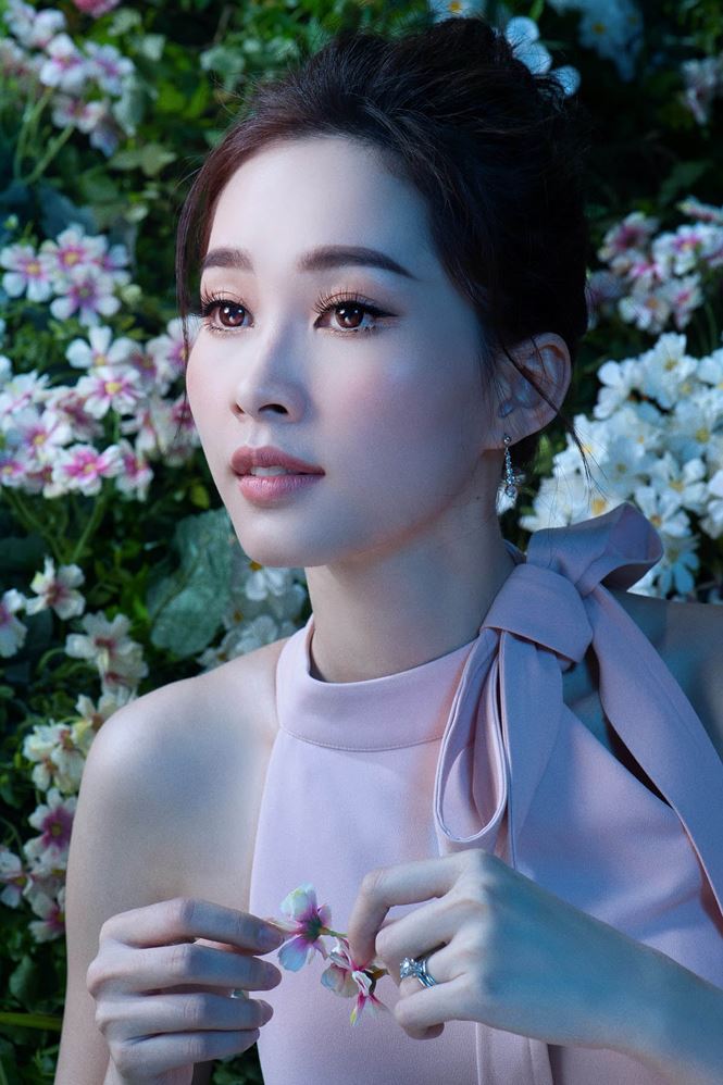 Gam màu hồng pastel làm tôn lên nước da trắng sứ của Thu Thảo.  