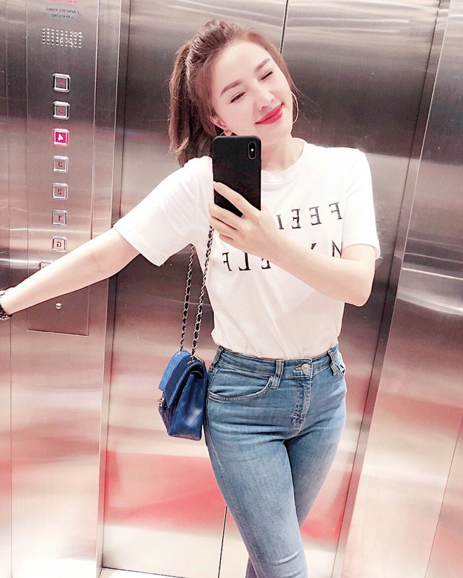Một chiếc thang máy được lắp trong nhà để di chuyển giữa các phòng.    