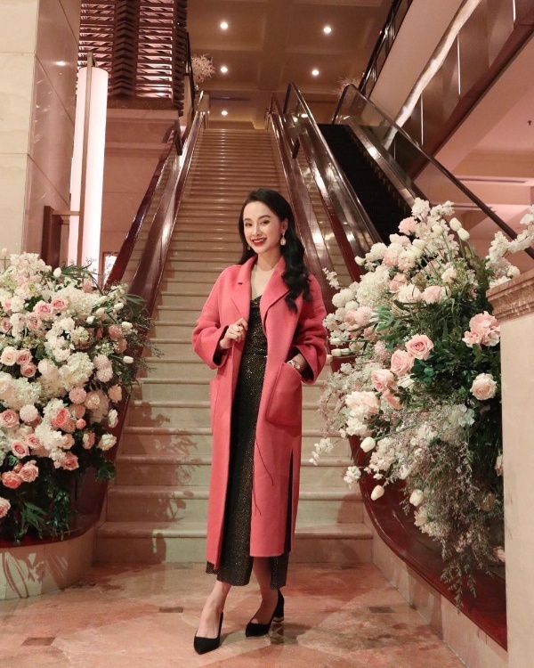 Angela Phương Trinh gây thương nhớ với nhan sắc kiều diễm cùng phong cách nữ tính ngọt ngào. Người đẹp diện đồ khá kín đáo khi phối đầm hai dây lấp lánh cùng áo khoác dáng dài màu hồng phấn dịu dàng.      