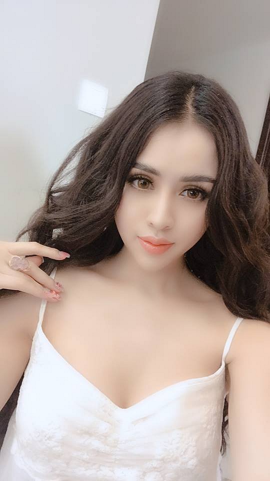 Tuy nhiên đây cũng không phải là lần đầu tiên Thư Dung vướng tin đồn thẩm mỹ khi các hình ảnh trong quá khứ của cô bị cho là “một trời một vực” với gương mặt hiện tại.    