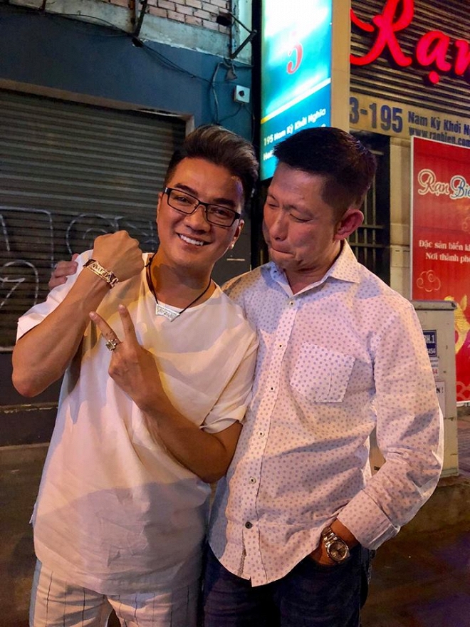 Cụ thể, nam ca sĩ Đàm Vĩnh Hưng được một người anh thân thiết vốn là ông chủ tiệm vàng nổi tiếng ở Mỹ tặng chiếc lắc vàng 