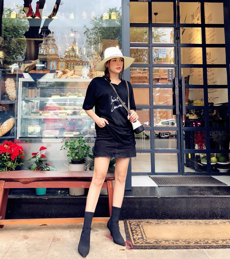 Sam khoe chân thon trong set đồ black and white cùng chiếc mũ vành tròn. Túi xách Chanel là phụ kiện “đinh” tạo điểm sáng.    