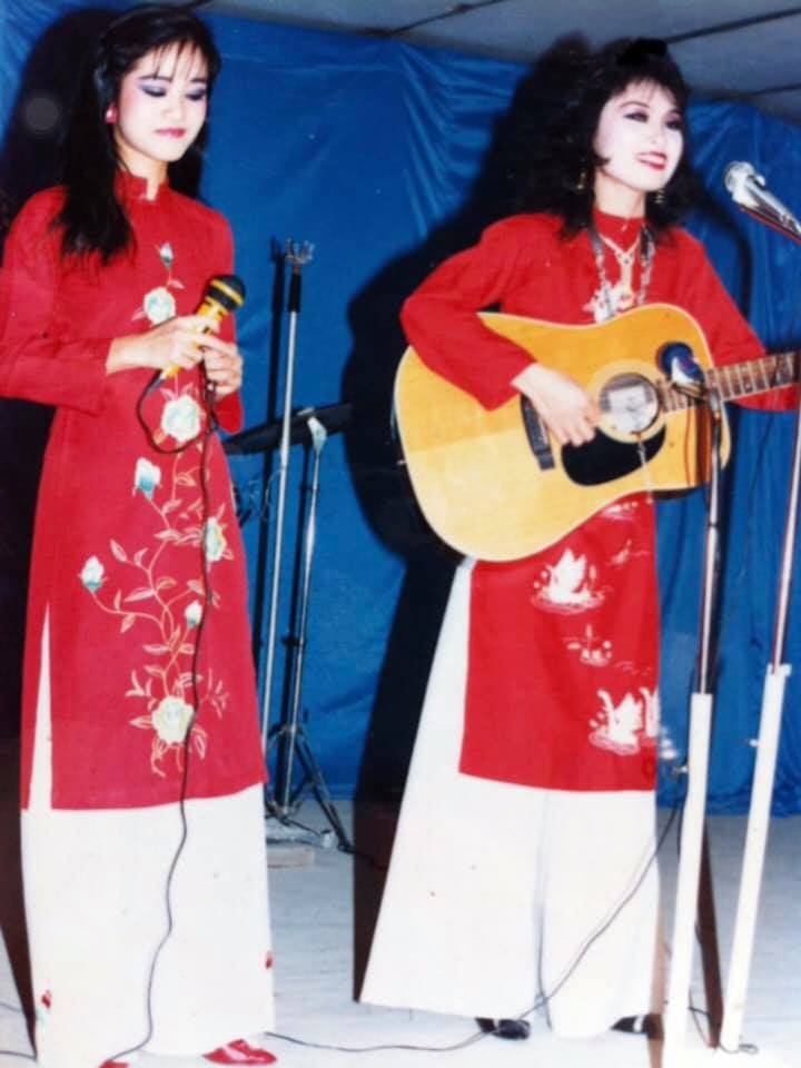 NSND Thái Bảo và ca sĩ Hồng Nhung có chuyến lưu diễn tại thành phố Mosul - Iraq. Trong một buổi biểu diễn, cả hai cùng mặc áo dài đỏ và hát bài Tạm biệt chim én. Thời điểm đó, ca sĩ Hồng Nhung mới chỉ 19 tuổi và đang là Mừng SHBET phiên bản mới 2025 hệ trung cấp của Nhạc viện Hà Nội.    Hồng Nhung là một trong những nữ ca sĩ thành danh từ rất sớm. Năm 10 tuổi, chị đã là thành viên của đội Họa mi thuộc. Năm 11 tuổi, Hồng Nhung được tới Đài Tiếng nói Việt Nam thu âm bài hát đầu tiên Lời chào của em (Nghiêm Bá Hồng) và biểu diễn trong Đội nghệ thuật Măng non Hà Nội.    Năm 15 tuổi, chị đoạt Huy chương vàng Hội diễn chuyên nghiệp toàn quốc tại Hải Phòng với bài Diều ơi cho em bay của Nguyễn Cường. Năm 19 tuổi, nữ ca sĩ được biểu diễn tại Cộng hòa Dân chủ Đức và biểu diễn tại Festival thế giới lần thứ 19 tại Triều Tiên. Chị hiện được coi là 1 trong 4 diva của nhạc Việt.