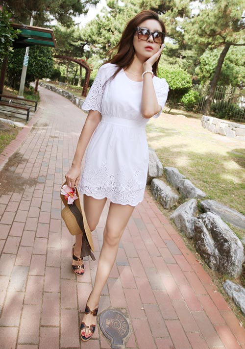 Cách mix đầm khéo léo với sandals, mũ tông nâu giúp bạn ghi điểm cho buổi dạo phố.  