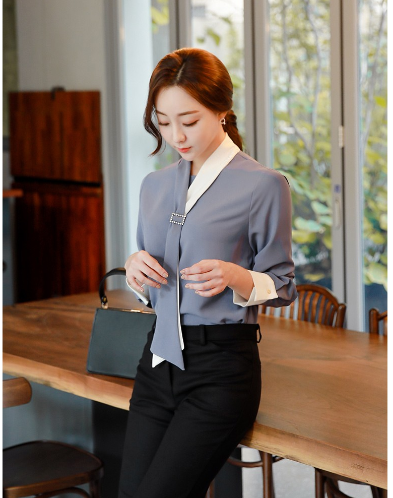 Áo sơ mi công sở điệu đà mang đến sự trẻ trung, nữ tính và thanh lịch cho các nàng trong những ngày đầu hè. Chất liệu vẫn được lựa chọn nhiều hơn cả là ren, voan, cotton mềm mại...