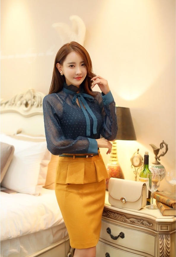 Áo sơ mi nữ luôn là item sang trọng, thanh lịch không còn xa lạ đối với mọi cô nàng. Với nhiều chất liệu và màu sắc khác nhau áo sơ mi giờ đây đã được cách điệu thật độc đáo khiến các tín đồ thời trang mê mẩn.  