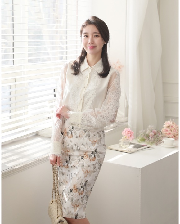 Sơ mi trắng cho chị em đến công sở có cực nhiều mẫu đẹp và cũng có thể mix đồ với nhiều kiểu dáng khác nhau để luôn mới lạ dù chỉ với gam màu đơn giản này.  
