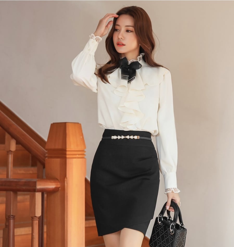 Điểm nhấn cho chiếc áo sơ mi trắng này chính là phần tay áo được bo lại cùng với phong cách khá cổ điển của những thập niên trước.  