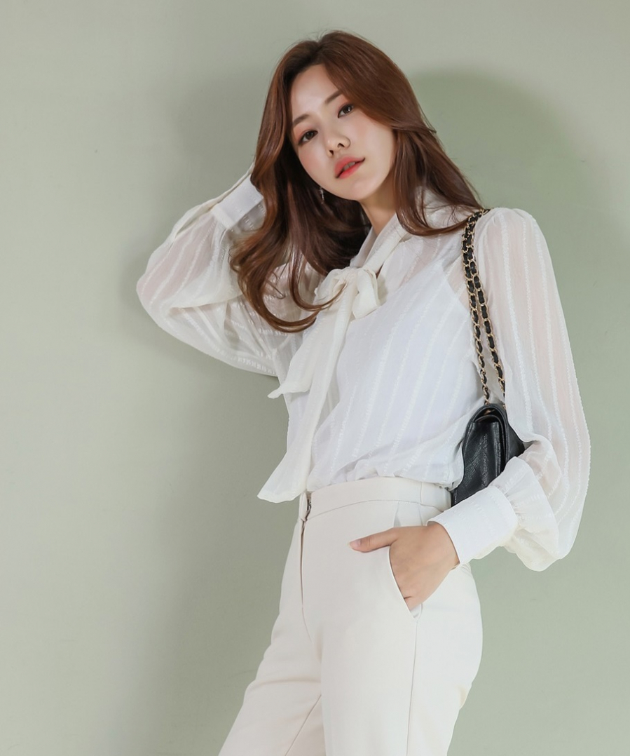 Một chiếc áo sơ mi cách điệu  với chất liệu ren xuyên thấu khiến bạn vừa xinh đẹp, vừa gợi cảm và khiến bất cứ ai cũng phải ngước nhìn.