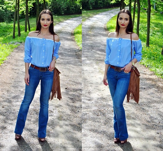 Một chiếc áo trễ vai màu denim với quần jean xanh, túi xách tua rua cùng giày cao gót đế to da lộn.