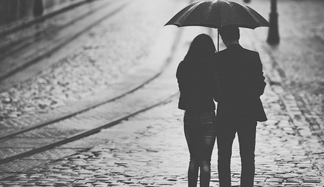 Hãy nắm tay cô ấy và cùng nhau đi du lịch điều này sẽ làm cho cô ấy có những kỉ niệm không thể nào quên