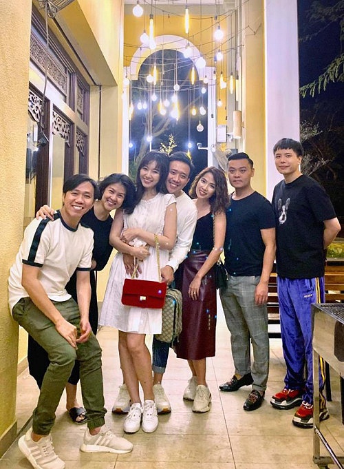 Trấn Thành gây chú ý vì đặt tay vào chỗ 