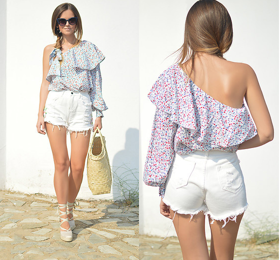 Chỉ cần một chiếc áo trễ vai hoặc họa tiết mix cùng short jeans cũng đủ làm cho bạn nôt bật trên phố, khiến bao ánh mắt phải si mê rồi. Nếu bạn là cô nàng có bờ vai thon thả, đừng ngại ngần thử một chiếc áo trễ vai cùng quần short ra đường nhé.