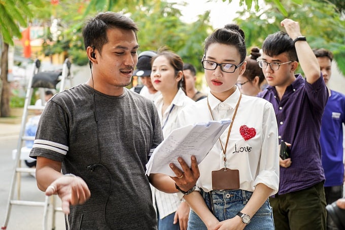Nhã Phương ăn mặc cực sành điệu.