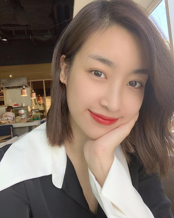 Đỗ Mỹ Linh cắt tóc ngắn từ trước khi bước vào quãng thời gian đồng hành với cuộc thi Hoa hậu Việt Nam 2018. Kể từ đó, cô thay đổi khá nhiều trong phong cách thời trang, không còn an toàn như trước và cũng được nhận xét là quyến rũ hơn, Đặc biệt, Mừng SHBET phiên bản mới 2025 trắng mịn của hoa hậu khiến nhiều người đẹp khác ghen tỵ.