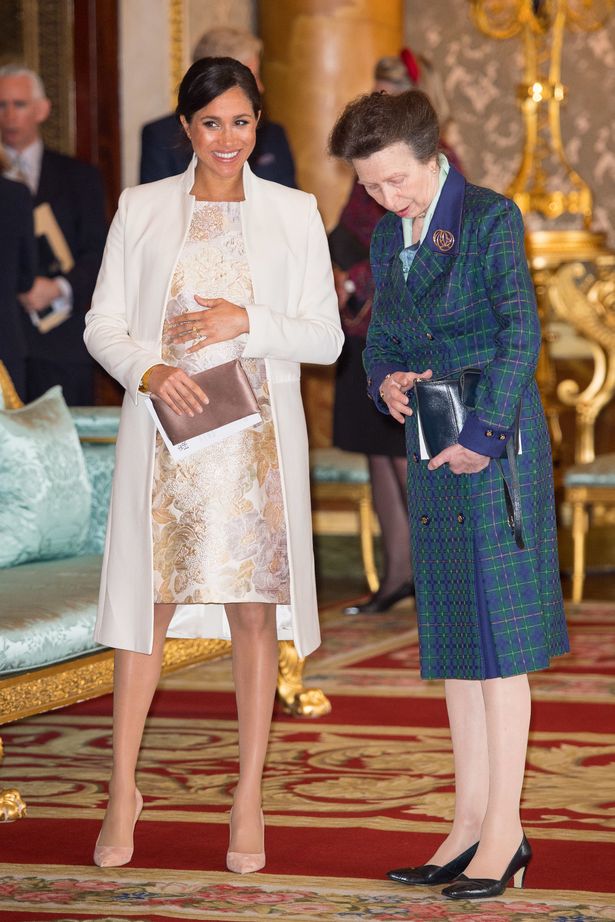 Set đồ này của Công nương Meghan vừa đủ, tạo sự thanh lịch và sự thoải mái cho cô khi đang mang bầu ở giai đoạn cuối.