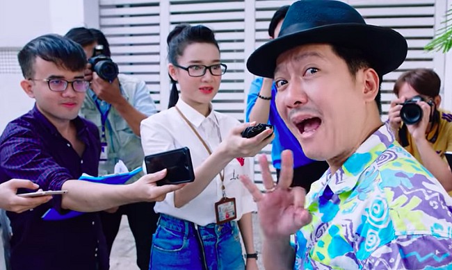 Mới đây, nghệ sĩ Trường Giang đã chia sẻ lên kênh youtube cá nhân của mình một đoạn clip ngắn. Trong đó Nhã Phương “đóng vai” nữ phóng viên xinh đẹp chuyên hỏi xoáy Trường Giang.    Điều bất ngờ, Nhã Phương toàn hỏi trúng những thắc mắc của cư dân mạng. Những câu hỏi như: “Cư dân mạng nói rằng anh vừa lùn vừa xấu vậy lý do gì anh có thể chinh phục được trái tim của nữ diễn viên xinh đẹp”, “Nghe đồn anh mới có con hả”… Ngay sau khi bị tấn công dồn dập, Trường Giang nhanh chóng đáp trả: “Mặt cũng đẹp đó nhưng hơi vô duyên chút xíu”.Được biết, đây chỉ là đoạn hội thoại ngắn trong show mới của Trường Giang nhưng với cách đối đáp hài hước của vợ chồng danh hài đã nhanh chóng thu hút sự quan tâm của cư dân mạng. Nhiều người còn bình luận rằng: “Từ khi lấy Trường Giang, Nhã Phương đã được lây ‘virus hài hước’”.    