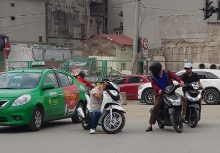 Hình ảnh nam thanh niên ngủ gục giữa đường.  Ảnh: Ký Sự Đường Phố