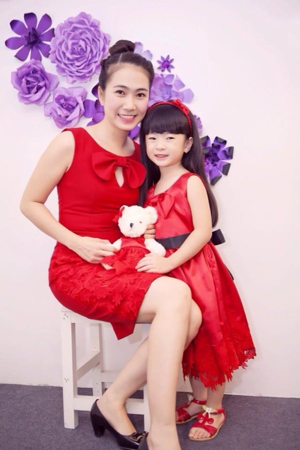 Mc Thanh Thảo Hugo và bé Thảo Chi trong một buổi chụp hình quảng cáo