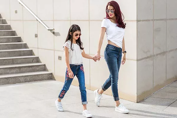Người mẫu diễn viên Trương Ngọc Ánh cùng bé Bảo Tiên sánh bước bên nhau