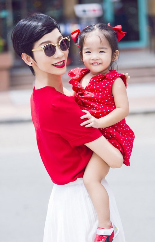 Người mẫu La La vui tươi bên bé Thỏ con gái của mình