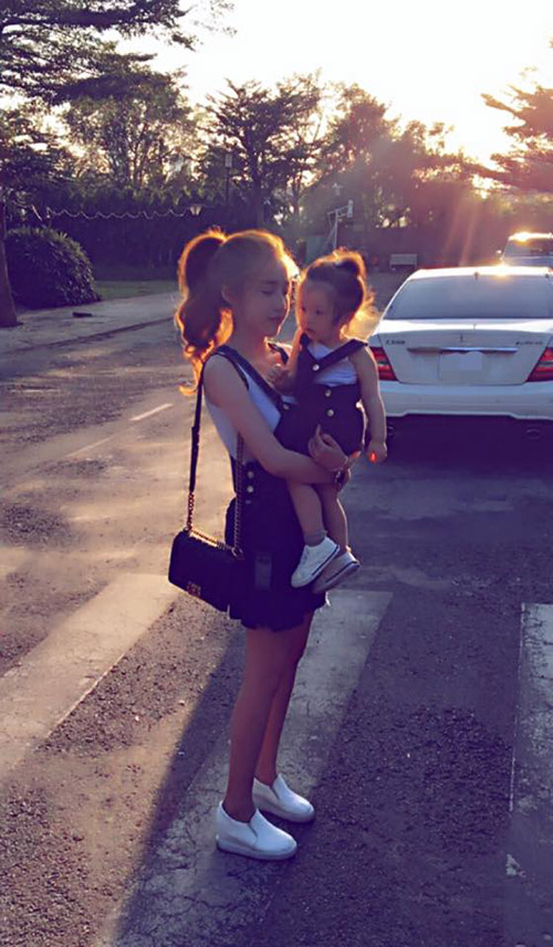 Hai mẹ con Elly Trần chất lừ cùng dạo phố