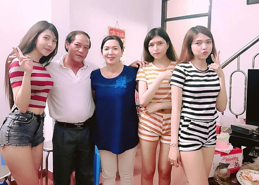 Hình ảnh 3 cô gái chụp ảnh cùng bố mẹ.