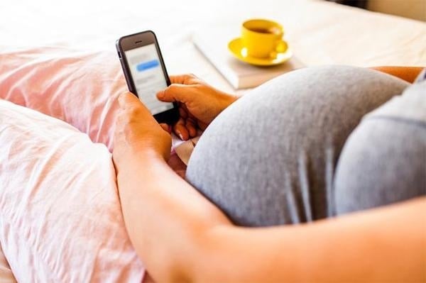 Mẹ bầu không nên nằm ì trên giường quá lâu vào buổi sáng